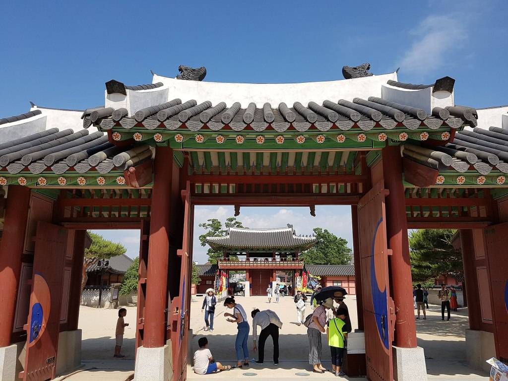 수원 화성행궁 건물과 마당