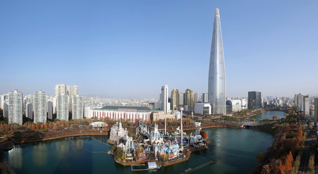 석촌호수 위로 보이는 롯데월드 매직아일랜드와 롯데월드타워